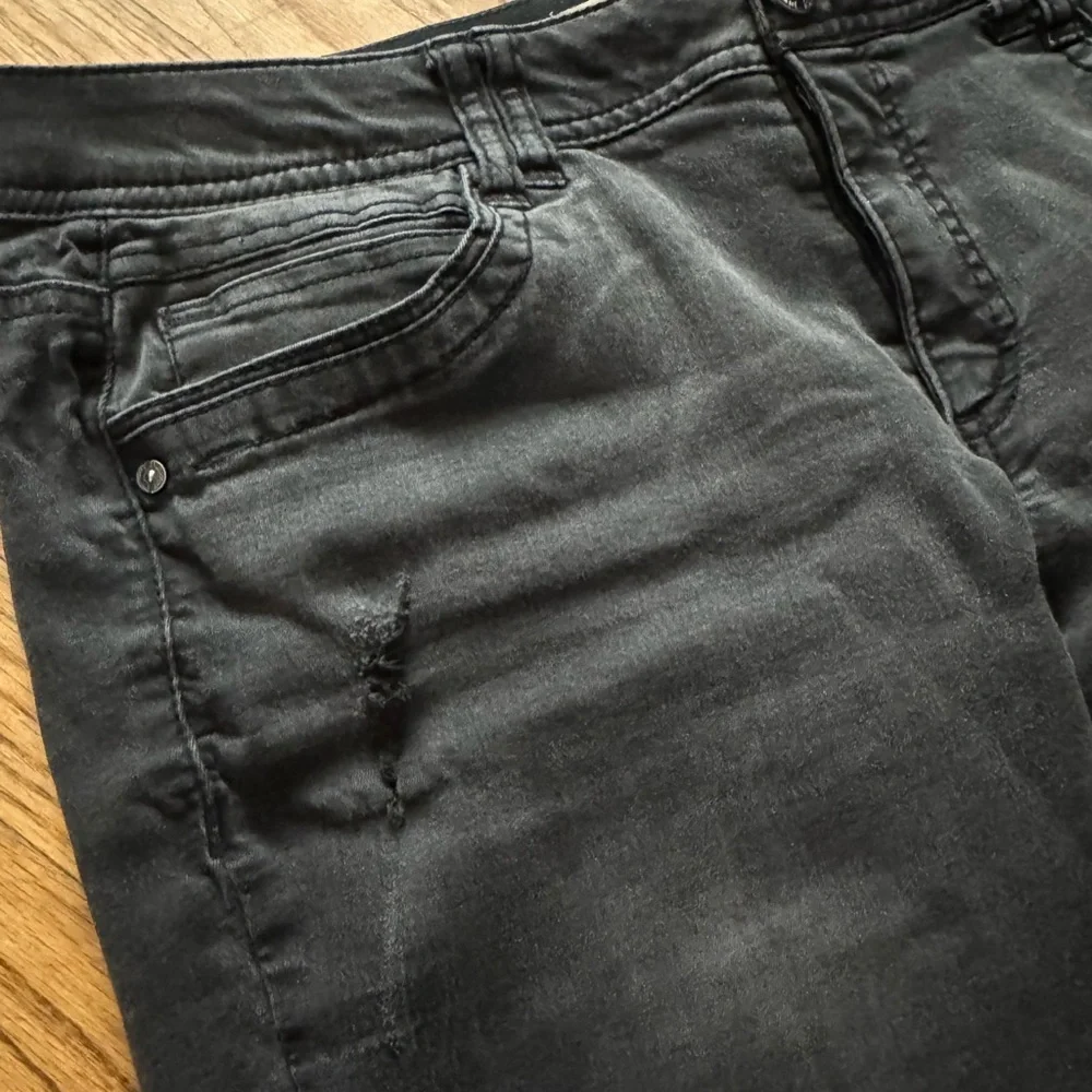 Democracy Black Ankle Jeans - Picture 6 of 14